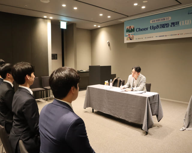Participants in the Samsung Stepping Stone of Hope Cheer-Up employment camp are undergoing mock interviews under the guidance of professional consultants.
