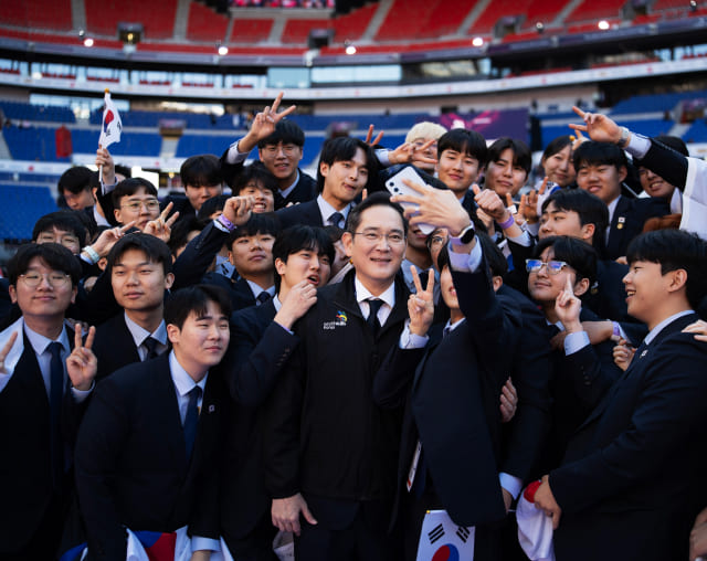 At the 2024 International Skills Olympics in Lyon, France, South Korean national athletes are posing for a photo with Jae-yong Lee, the Chairman of Samsung Electronics.