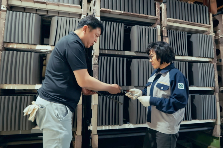 A Samsung Smart Factory expert and an SME representative are greeting each other on-site.