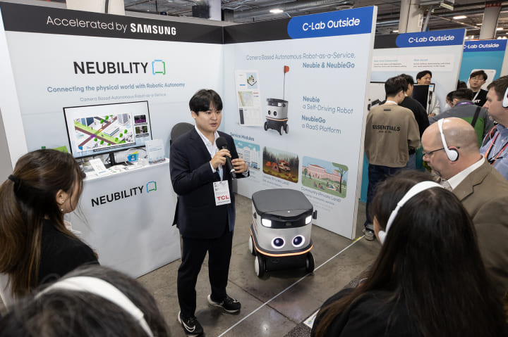 A startup company supported by the Samsung C-Lab Outside program is participating in an exhibition and showcasing its autonomous driving robot to visitors.