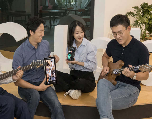 Employees supported by the Samsung C-Lab Inside program are actively working on problem-solving tasks.