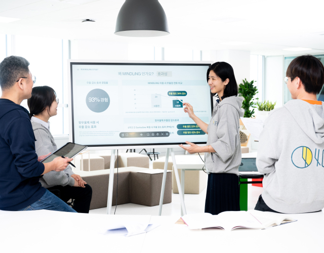 Employees of a startup supported by Samsung C-Lab Outside are having a meeting.