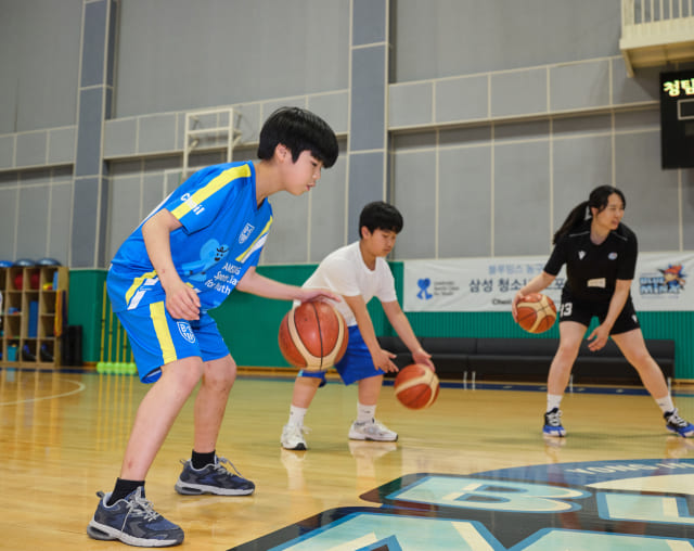 来自不同国家的孩子们正在参加篮球课。 