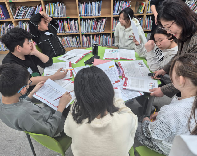 来自不同国家的孩子们正在参加心智强化课。  